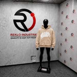 Sweat-shirt à capuche beige avec lettrage graffiti blanc audacieux, texturé, coupe oversize, style streetwear minimaliste urbain décontracté - Product Image 3