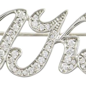 Broche con Letra en Tono Plateado y Detalle de Cristal Brillante, Elegante Accesorio de Joyería Decorativa para Mujer, Ideal para Bodas - Product Image 5
