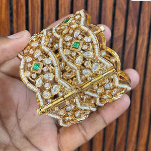 กำไลชุบทองแบบเปิดได้สุดหรูพร้อมลายหินลายจุดและ kundan - Product Image 1
