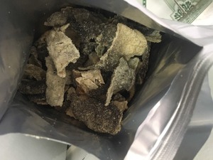 หนังปลาแซลมอนอบแห้งคุณภาพพรีเมียม รสไข่เค็ม ได้รับการรับรองมาตรฐาน ISO จากเวียดนาม-Lily Snack - Product Image 4