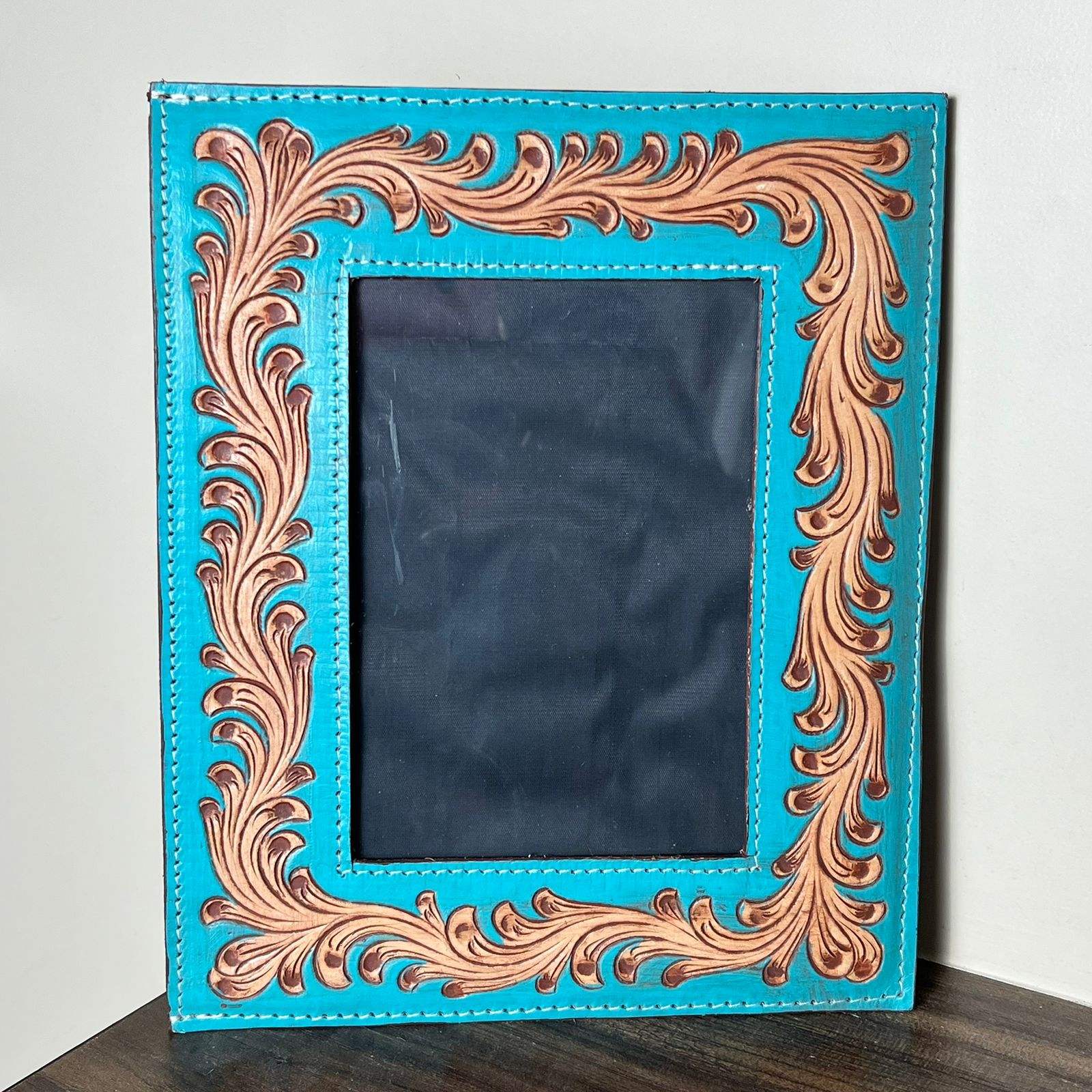 มีสีเขียวขุ่น