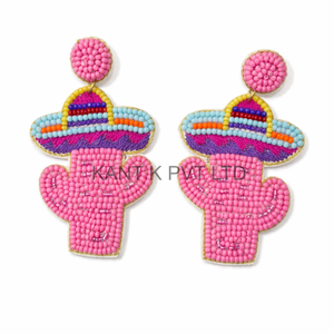 Pendientes Colgantes Hechos a Mano con Cuentas de Sombrero y Chiles - Diseño Colorido de Fiesta Mexicana, Chapados en Oro de 14K, Regalo - Product Image 5