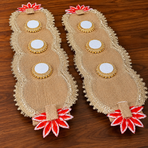 Camino de mesa hecho a mano para Diwali con rosas artificiales, encaje de perlas y base de arpillera para decoración de bodas y hogar. - Product Image 3