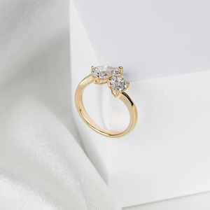 Bague Toi et Moi en or jaune 18 carats avec deux diamants de laboratoire taille poire et ovale de 1,7 ct, bague de fiançailles minimaliste, joaillerie fine - Product Image 4