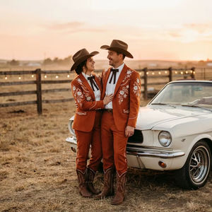 Ensemble de costumes brodés pour couple, style western, couleur roux orangé, tenues de mariage et d'événements - Product Image 1