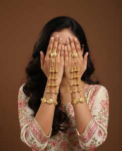 กำไลข้อมือทองเหลืองชุบทองพร้อมดีไซน์ดอกไม้เครื่องประดับไข่มุกเลียนแบบชาติพันธุ์สำหรับงานแต่งงานสำหรับผู้หญิง - Product Image 1