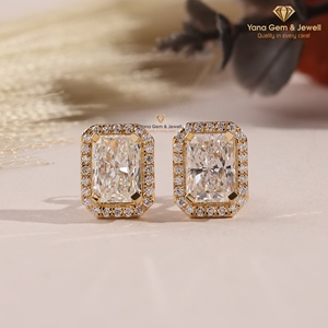 Pendientes de Diamantes Cultivados en Laboratorio CVD con Corte Radiante Halo de 3 Quilates, Claridad VVS2, Color E, para Ocasiones Únicas, Certificados por IGI, Oro Sólido de 14K - Product Image 1