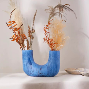 Vase décoratif moderne en résine brun rouille, pot de fleurs pour intérieur et extérieur, finition brillante, idéal pour terrasse et jardin, pour la décoration d'hôtels et de maisons - Product Image 1