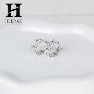 Pendientes de Aro Florales con Diamantes de Corte Marquesa en Oro de 14K, Fabricante de Joyería Fina de Lujo - Product Image 3