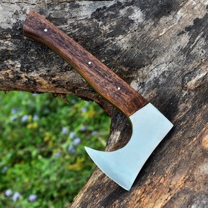 Hacha de acero forjada a mano con mango de madera y funda de cuero para partir leña - Product Image 4