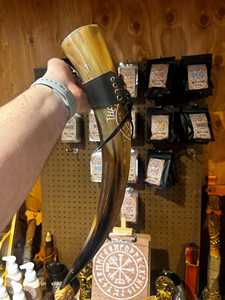 Cornes à boire en corne de buffle gravées à la main, écologiques et sur mesure, pour les magasins de fournitures vikings et les magasins de cidre, destinées à la revente - Product Image 2