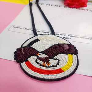 Collier pendentif aigle perlé fait main, design circulaire d'inspiration indigène avec détails multicolores pour un usage culturel - Product Image 3