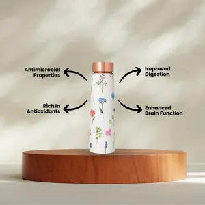 Elegante botella de agua de cobre con estampado floral Meena, base blanca, flores rosas y azules, patrón de hojas verdes, tapa de cobre. - Product Image 3