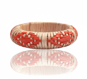 กำไลข้อมือหวายสานรูปทรงข้าวหลามตัด ทำด้วยมือ สีส้มเปลวไฟ  ทำจากเส้นใยธรรมชาติ  งานฝีมือสไตล์โบโฮ - Product Image 5