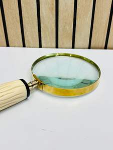 Lupa de Mano de Estilo Vintage de 4'' con Marco de Latón y Mango de Hueso - Product Image 3
