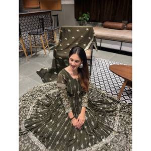 Vestido Anarkali Verde de Diseñador con Pantalón y Dupatta en Seda, Talla L, para Bodas Indias/Pakistaníes - Product Image 1