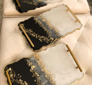 Plateau de service décoratif en résine époxy fait main avec poignées dorées, compatible lave-vaisselle, design moderne pour le petit-déjeuner, les desserts et les boissons - Product Image 1