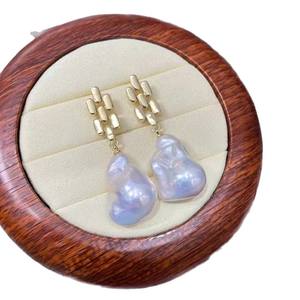 ต่างหูมุกน้ำจืดสไตล์อีดิสัน บาโรก แบบห้อย ดีไซน์หรูหรา ทำจากเงินแท้ โดดเด่นด้วยเอกลักษณ์เฉพาะตัว - Product Image 5