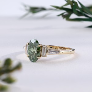Anillo de Compromiso de Lujo en Oro Amarillo con Diamante de Corte Oval Verde Oliva, Anillos de Boda Clásicos con Piedras Laterales en Baguette, Joyería Fina - Product Image 2