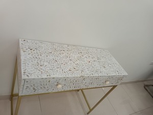 Table console de salon moderne haut de gamme en nacre écologique avec surface artisanale unique et design personnalisable - Product Image 3
