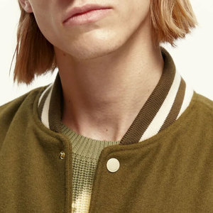 Chaqueta Varsity Verde Oliva para Hombre con Mangas Color Crema, Parche Bordado con la Letra S, Estilo Preppy, Chaqueta Lettermen para Otoño - Product Image 6