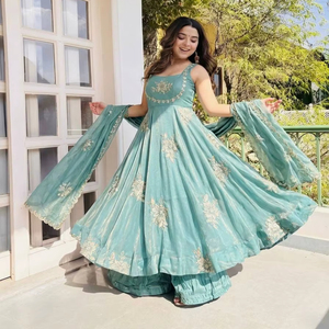 Présentation de la nouvelle collection prête à porter, composée d'une robe-sharara et d'un ensemble dupatta en soie et broderies lourdes. - Product Image 1