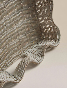 Plateau décoratif élégant en jonc de mer naturel tressé à la main avec bords ondulés, organisateur de présentation rustique et minimaliste pour table basse et table à manger - Product Image 5