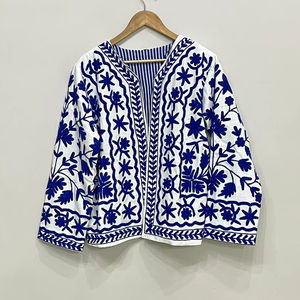 Veste en velours brodée Suzani, manteau Suzani, veste d'hiver, veste courte Suzani, veste brodée à la main pour femmes - Product Image 1