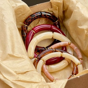 Pulsera de Resina de Diseño, Elaborada con Materiales de Primera Calidad, Elegante Accesorio para la Muñeca para Consumidores Conscientes de la Moda - Product Image 2