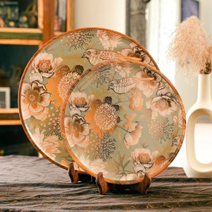 Assiette de service ronde en bois d'acacia, motif floral d'oiseaux gravé, assiette à dîner écologique pour la maison et les cadeaux - Product Image 1