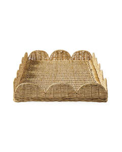 Plateau rectangulaire en rotin classique à bords festonnés, fait main, en osier, décoratif, avec un rebord latéral ondulé distinctif, pour la salle à manger - Product Image 1