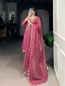 Vestido de Novia Tradicional Indio de Seda Romana Rosa, Bordado, de Secado Rápido, Largo hasta el Suelo, Corte Holgado, Traje Étnico para Mujer, India, Pakistán - Product Image 1