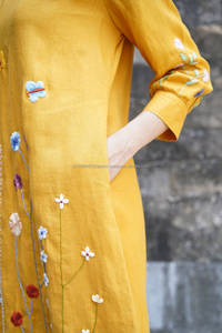 Vestido LARGO DE LINO DARIA con mangas y bordado floral para un elegante atuendo de invitado de boda - Product Image 4