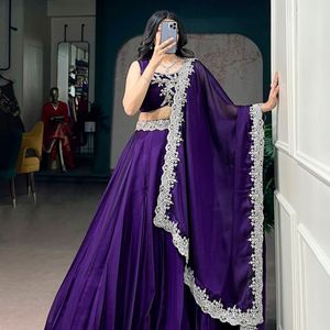 Lehenga brodé en soie Rangoli avec perles tubulaires, paillettes et fils, accompagné d'un chemisier non cousu et d'un dupatta, prix de gros par Royal Export - Product Image 4