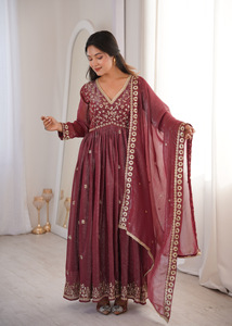Elegante Conjunto de Kurta Larga de Seda con Lentejuelas y Pantalones de Micro Algodón, Dupatta de Encaje Bordado, Atuendo Étnico para Mujer para Ocasiones Especiales - Product Image 4