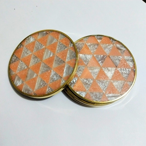 Juego de posavasos con incrustaciones de triángulo geométrico de resina Blanca Dorada, 4 Uds. Con tacto de perla Madre, nuevo patrón, alfombrillas y almohadillas decorativas para bebidas - Product Image 3