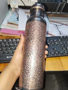 ขวดน้ำทองแดงสำหรับดื่มน้ำ 250 มล. ผิวสัมผัสแบบตอกลายสีทอง ฝาปิดกันรั่ว ดีไซน์คลาสสิก - Product Image 5