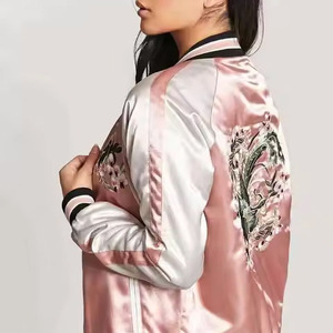 Blouson universitaire en satin de polyester imprimé sur mesure OEM pour homme avec broderie, et blouson bomber matelassé élégant pour femme – Nouvelle collection - Product Image 2