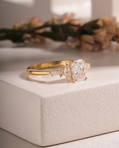 Anillo de compromiso de diamante talla radiante en oro amarillo macizo con engaste de puntas, detalles laterales de racimo marquesa y redondo, banda lisa, estilo vintage - Product Image 2