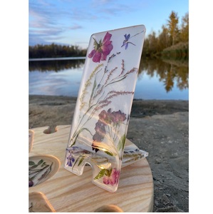 Support de téléphone en résine fait main par un fournisseur indien pour la maison ou le bureau – Support artistique pour appareils mobiles disponible à la vente - Product Image 6