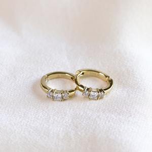 Pendientes de Aro Huggie de Oro Amarillo Sólido de 14K con Moissanita, Estilo Minimalista de Tres Piedras con Engaste de Diamantes, Joyería para Fiesta - Product Image 1