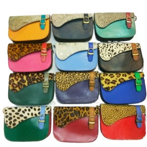 Bolso de cuero de estilo occidental bohemio Diseños multicolores Bolso bohemio simple con flecos de cuero suave Cartera de estilo mixto - Product Image 1