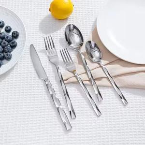 Ensemble de couverts en métal contemporain, cuillère, fourchette, couteau, ensemble de couverts élégants pour la cuisine, vaisselle de table au design durable - Product Image 2