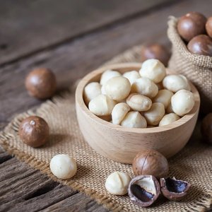 เม็ดมะคาเดเมียออร์แกนิกคุณภาพสูง เกรดพรีเมียม รสหวานนม อบกรอบ บดผสม บรรจุภัณฑ์สุญญากาศ - Product Image 3