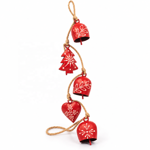 Guirlande de clochettes métalliques rouge vif pour les fêtes, avec des breloques en forme de cœur d'arbre et de motifs floraux, et des détails décoratifs en lignes blanches - Product Image 1