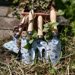 Juego de herramientas de jardín con estampado floral decorativo y mangos de madera, pala y horquilla para el cuidado de plantas en el hogar - Product Image 1