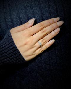 Elegante Anillo de Plata de Ley Sólida con un Diamante Central Radiante de Corte Princesa y Piedras Laterales en Forma de Pera, Anillo de Promesa - Product Image 4