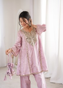 ชุดเซ็ต Antra Lifestyle สีชมพู ผ้าไหม ซัลวาร์ คามีซ ประดับกระจก ลูกไม้ แห้งเร็ว เสื้อคุर्ติสั้น กางเกงขายาว ทรงปกติ สไตล์อินเดียสมัยใหม่ - Product Image 3