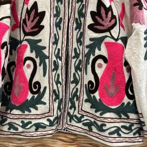 Chaqueta de terciopelo champán premium estilo suzani con bordado floral, cuello alto, estilo bohemio vintage, manga larga, para mujer, otoño. - Product Image 4