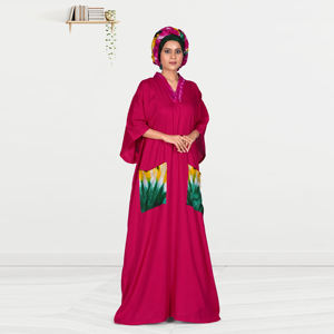 Caftán de rayón con cuello estampado en contraste y bolsillos llamativos, silueta maxi relajada en tela transpirable para mayor comodidad. - Product Image 3